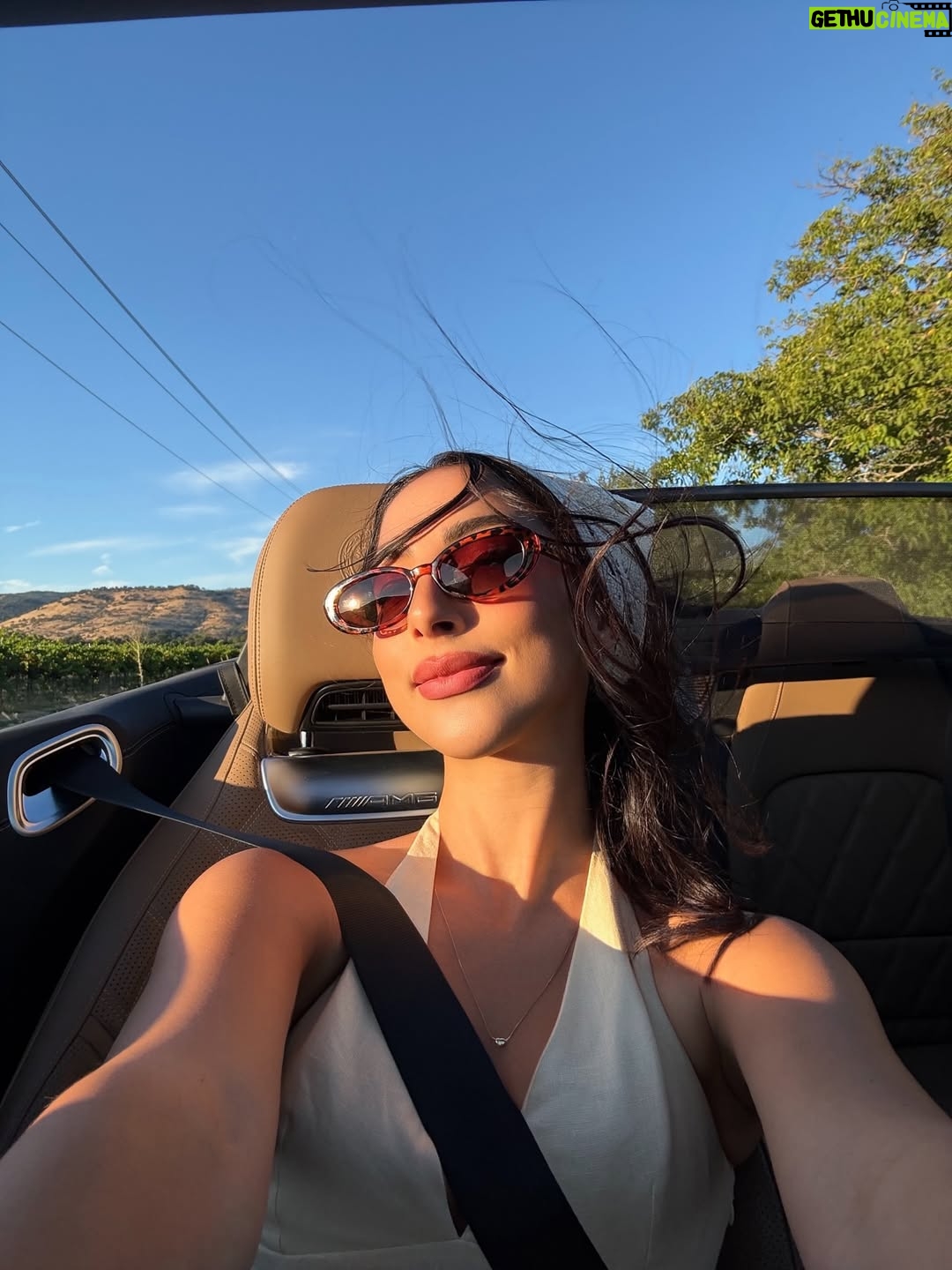 María Chacón - 92.8K Likes - 2025 fue un año de sueños cumplidos y de un corazón lleno de amor y gratitud. La vida se volvió un poco más lenta, no para frenar, sino para aprender a saborear lo que de verdad importa. Cerré ciclos que me dieron tanto y abrí nuevos que muero por compartir con ustedes. Gracias por cada momento vivido y por este corazón tan lleno. 🤍