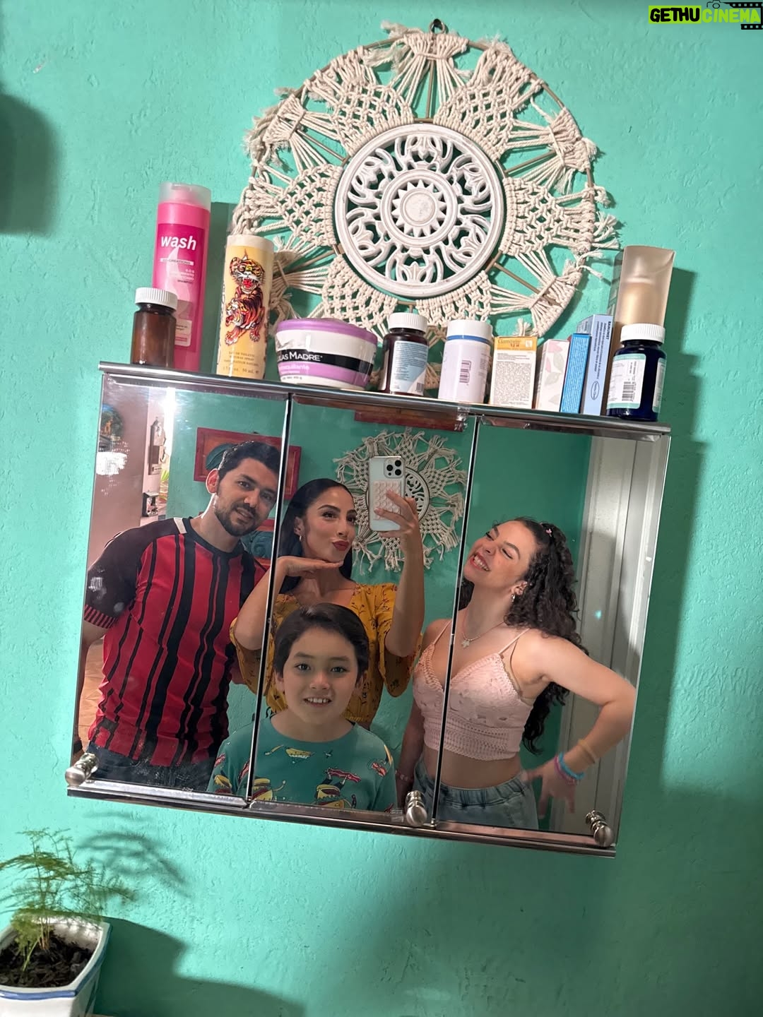 María Chacón - 92.8K Likes - 2025 fue un año de sueños cumplidos y de un corazón lleno de amor y gratitud. La vida se volvió un poco más lenta, no para frenar, sino para aprender a saborear lo que de verdad importa. Cerré ciclos que me dieron tanto y abrí nuevos que muero por compartir con ustedes. Gracias por cada momento vivido y por este corazón tan lleno. 🤍
