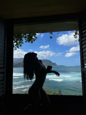 María Chacón Instagram - 2025 fue un año de sueños cumplidos y de un corazón lleno de amor y gratitud. La vida se volvió un poco más lenta, no para frenar, sino para aprender a saborear lo que de verdad importa. Cerré ciclos que me dieron tanto y abrí nuevos que muero por compartir con ustedes. Gracias por cada momento vivido y por este corazón tan lleno. 🤍