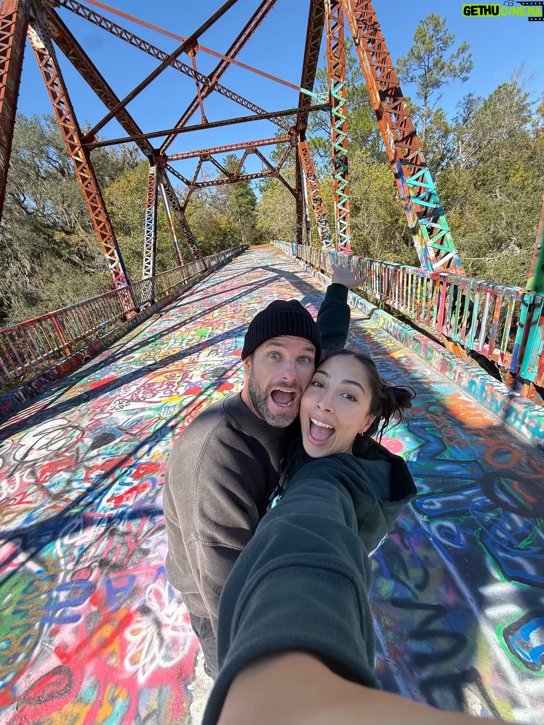 María Chacón - 92.8K Likes - 2025 fue un año de sueños cumplidos y de un corazón lleno de amor y gratitud. La vida se volvió un poco más lenta, no para frenar, sino para aprender a saborear lo que de verdad importa. Cerré ciclos que me dieron tanto y abrí nuevos que muero por compartir con ustedes. Gracias por cada momento vivido y por este corazón tan lleno. 🤍