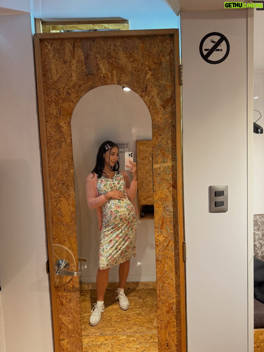 María Chacón - 92.8K Likes - 2025 fue un año de sueños cumplidos y de un corazón lleno de amor y gratitud. La vida se volvió un poco más lenta, no para frenar, sino para aprender a saborear lo que de verdad importa. Cerré ciclos que me dieron tanto y abrí nuevos que muero por compartir con ustedes. Gracias por cada momento vivido y por este corazón tan lleno. 🤍