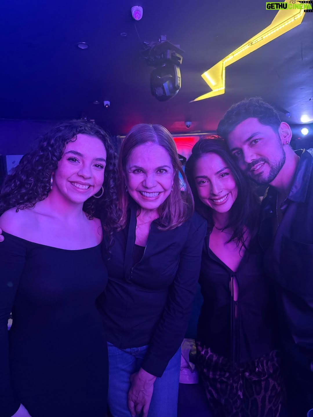 María Chacón - 92.8K Likes - 2025 fue un año de sueños cumplidos y de un corazón lleno de amor y gratitud. La vida se volvió un poco más lenta, no para frenar, sino para aprender a saborear lo que de verdad importa. Cerré ciclos que me dieron tanto y abrí nuevos que muero por compartir con ustedes. Gracias por cada momento vivido y por este corazón tan lleno. 🤍