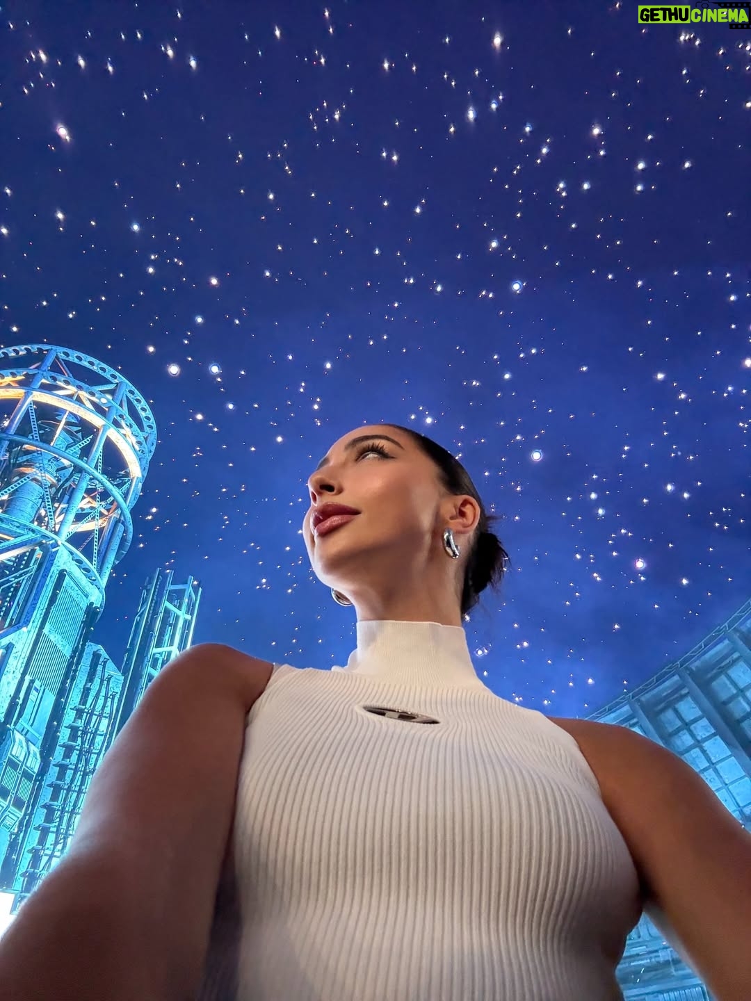 María Chacón - 92.8K Likes - 2025 fue un año de sueños cumplidos y de un corazón lleno de amor y gratitud. La vida se volvió un poco más lenta, no para frenar, sino para aprender a saborear lo que de verdad importa. Cerré ciclos que me dieron tanto y abrí nuevos que muero por compartir con ustedes. Gracias por cada momento vivido y por este corazón tan lleno. 🤍