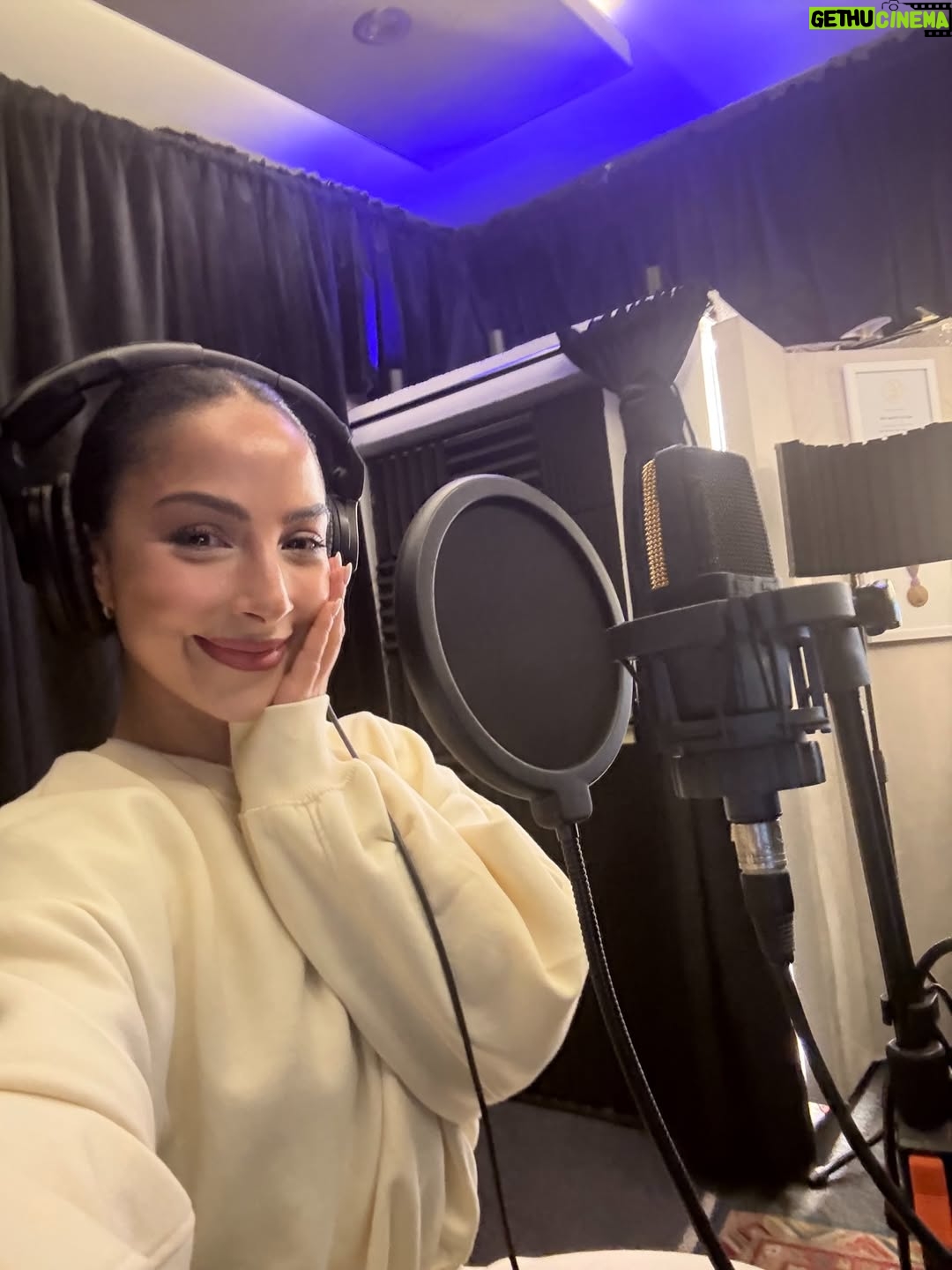 María Chacón - 92.8K Likes - 2025 fue un año de sueños cumplidos y de un corazón lleno de amor y gratitud. La vida se volvió un poco más lenta, no para frenar, sino para aprender a saborear lo que de verdad importa. Cerré ciclos que me dieron tanto y abrí nuevos que muero por compartir con ustedes. Gracias por cada momento vivido y por este corazón tan lleno. 🤍