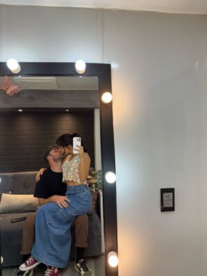 María Chacón Instagram - 2025 fue un año de sueños cumplidos y de un corazón lleno de amor y gratitud. La vida se volvió un poco más lenta, no para frenar, sino para aprender a saborear lo que de verdad importa. Cerré ciclos que me dieron tanto y abrí nuevos que muero por compartir con ustedes. Gracias por cada momento vivido y por este corazón tan lleno. 🤍