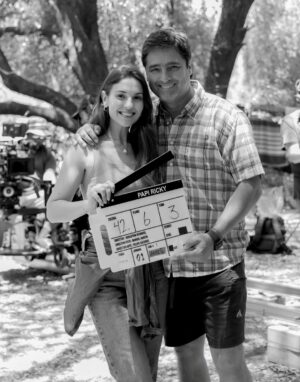 María Elena Swett Instagram - Y arrancamos con el rodaje de Papi Ricky 📽️🎞️✨🎬🥹
una historia que vive en la memoria y que hoy vuelve a latir gracias a un equipo que cree, siente y se entrega.

Bajo la mirada y dirección de Sebastián Schindel (@sebastian.schindel) y con un guion escrito desde la emoción y la verdad por Sebastián Arrau (@sebaarrau), iniciamos este viaje que nos remueve y nos une.

Gracias a @latamairlines por acompañarnos. 

Estamos muy contentos y emocionados. 
Acción!