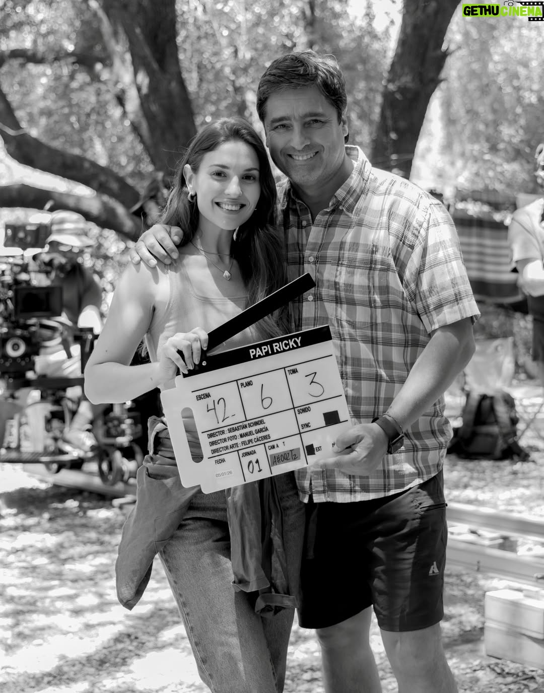 María Elena Swett - 212.9K Likes - Y arrancamos con el rodaje de Papi Ricky 📽️🎞️✨🎬🥹
una historia que vive en la memoria y que hoy vuelve a latir gracias a un equipo que cree, siente y se entrega.

Bajo la mirada y dirección de Sebastián Schindel (@sebastian.schindel) y con un guion escrito desde la emoción y la verdad por Sebastián Arrau (@sebaarrau), iniciamos este viaje que nos remueve y nos une.

Gracias a @latamairlines por acompañarnos. 

Estamos muy contentos y emocionados. 
Acción!