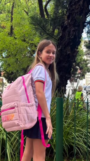 Maria Fernanda Callejón Instagram - Emoción Pura😍
Tu primer día de Clases ‼️en un Colegio Nuevo ‼️Juntos para adelante siempre, acompañado cada paso tuyo 😍
Vamos hijita💪 a seguir creciendo y aprendiendo cosas nuevas ,jugando y experimentando la VIDA 🌈
Te amamos ,estamos orgullosos de vos @giodiottocallejon