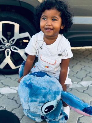Maria Gadú Instagram - 3 anos. Menina maneira, inteligente, com humor sarcástico e doçura abundante. Tinhosinha e decidida. Sabe conquistar, é flamenguista de coração mas adora o Palmeiras, o importante é todo dia ter camisa de time. Adora boi: boi da cara preta, garantido, caprichoso, boi do Maranhão. Minha amada, tesouro da família, que vc tenha tudo o que for necessário pra conservar suas alegrias e ninar suas tristezas. Te amo o tempo todinho. Viva Alice Monifa!!!!!!!! Feliz aniversário, tchuninkins. (Trilha sonora da música preferida dela dessa semana🥹)