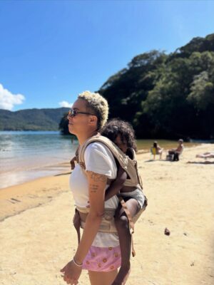 Maria Gadú Instagram - 3 anos. Menina maneira, inteligente, com humor sarcástico e doçura abundante. Tinhosinha e decidida. Sabe conquistar, é flamenguista de coração mas adora o Palmeiras, o importante é todo dia ter camisa de time. Adora boi: boi da cara preta, garantido, caprichoso, boi do Maranhão. Minha amada, tesouro da família, que vc tenha tudo o que for necessário pra conservar suas alegrias e ninar suas tristezas. Te amo o tempo todinho. Viva Alice Monifa!!!!!!!! Feliz aniversário, tchuninkins. (Trilha sonora da música preferida dela dessa semana🥹)