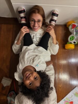 Maria Gadú Instagram - 3 anos. Menina maneira, inteligente, com humor sarcástico e doçura abundante. Tinhosinha e decidida. Sabe conquistar, é flamenguista de coração mas adora o Palmeiras, o importante é todo dia ter camisa de time. Adora boi: boi da cara preta, garantido, caprichoso, boi do Maranhão. Minha amada, tesouro da família, que vc tenha tudo o que for necessário pra conservar suas alegrias e ninar suas tristezas. Te amo o tempo todinho. Viva Alice Monifa!!!!!!!! Feliz aniversário, tchuninkins. (Trilha sonora da música preferida dela dessa semana🥹)