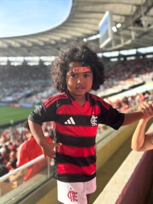 Maria Gadú Instagram - 3 anos. Menina maneira, inteligente, com humor sarcástico e doçura abundante. Tinhosinha e decidida. Sabe conquistar, é flamenguista de coração mas adora o Palmeiras, o importante é todo dia ter camisa de time. Adora boi: boi da cara preta, garantido, caprichoso, boi do Maranhão. Minha amada, tesouro da família, que vc tenha tudo o que for necessário pra conservar suas alegrias e ninar suas tristezas. Te amo o tempo todinho. Viva Alice Monifa!!!!!!!! Feliz aniversário, tchuninkins. (Trilha sonora da música preferida dela dessa semana🥹)