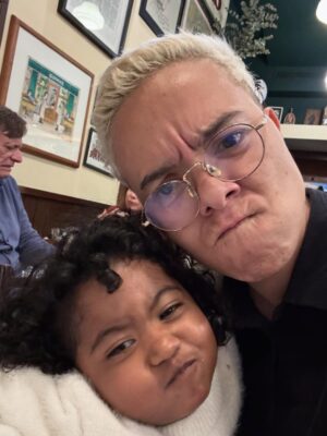 Maria Gadú Instagram - 3 anos. Menina maneira, inteligente, com humor sarcástico e doçura abundante. Tinhosinha e decidida. Sabe conquistar, é flamenguista de coração mas adora o Palmeiras, o importante é todo dia ter camisa de time. Adora boi: boi da cara preta, garantido, caprichoso, boi do Maranhão. Minha amada, tesouro da família, que vc tenha tudo o que for necessário pra conservar suas alegrias e ninar suas tristezas. Te amo o tempo todinho. Viva Alice Monifa!!!!!!!! Feliz aniversário, tchuninkins. (Trilha sonora da música preferida dela dessa semana🥹)