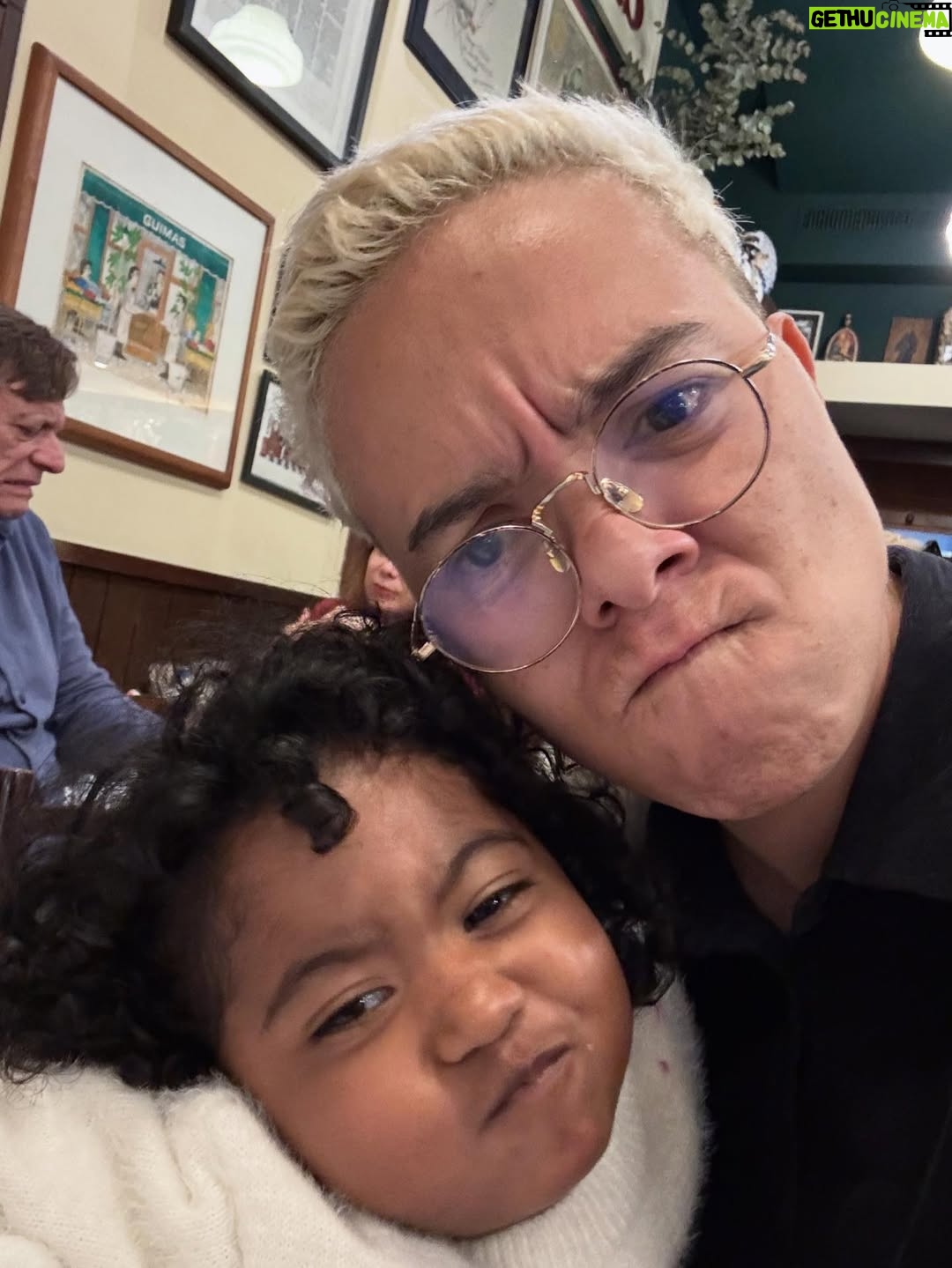 Maria Gadú - 23.2K Likes - 3 anos. Menina maneira, inteligente, com humor sarcástico e doçura abundante. Tinhosinha e decidida. Sabe conquistar, é flamenguista de coração mas adora o Palmeiras, o importante é todo dia ter camisa de time. Adora boi: boi da cara preta, garantido, caprichoso, boi do Maranhão. Minha amada, tesouro da família, que vc tenha tudo o que for necessário pra conservar suas alegrias e ninar suas tristezas. Te amo o tempo todinho. Viva Alice Monifa!!!!!!!! Feliz aniversário, tchuninkins. (Trilha sonora da música preferida dela dessa semana🥹)