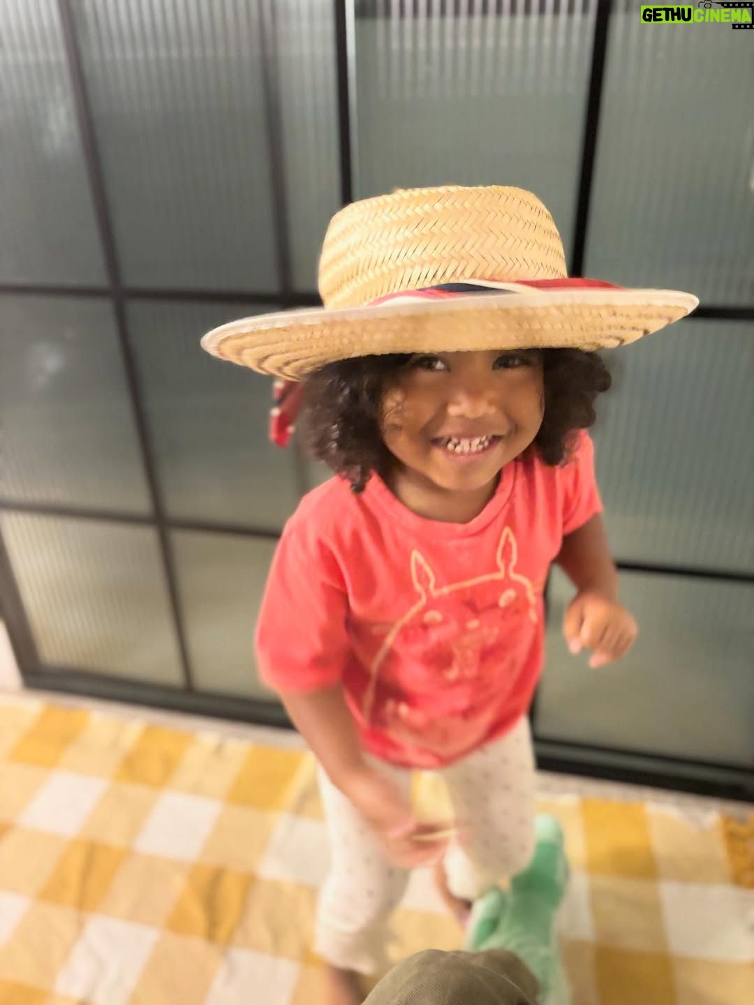 Maria Gadú - 23.2K Likes - 3 anos. Menina maneira, inteligente, com humor sarcástico e doçura abundante. Tinhosinha e decidida. Sabe conquistar, é flamenguista de coração mas adora o Palmeiras, o importante é todo dia ter camisa de time. Adora boi: boi da cara preta, garantido, caprichoso, boi do Maranhão. Minha amada, tesouro da família, que vc tenha tudo o que for necessário pra conservar suas alegrias e ninar suas tristezas. Te amo o tempo todinho. Viva Alice Monifa!!!!!!!! Feliz aniversário, tchuninkins. (Trilha sonora da música preferida dela dessa semana🥹)