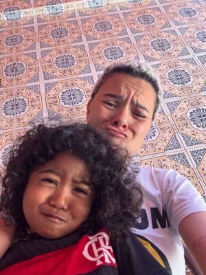 Maria Gadú Instagram - 3 anos. Menina maneira, inteligente, com humor sarcástico e doçura abundante. Tinhosinha e decidida. Sabe conquistar, é flamenguista de coração mas adora o Palmeiras, o importante é todo dia ter camisa de time. Adora boi: boi da cara preta, garantido, caprichoso, boi do Maranhão. Minha amada, tesouro da família, que vc tenha tudo o que for necessário pra conservar suas alegrias e ninar suas tristezas. Te amo o tempo todinho. Viva Alice Monifa!!!!!!!! Feliz aniversário, tchuninkins. (Trilha sonora da música preferida dela dessa semana🥹)