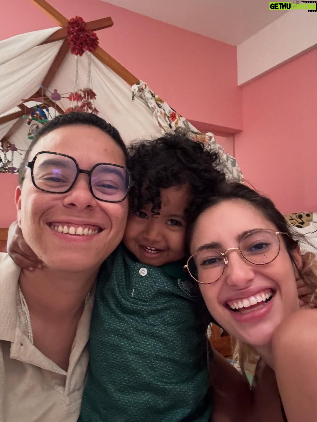 Maria Gadú - 15.9K Likes - 2025. Que ano loucoooooooo. Coisas dos shows tem muito aqui no Instagram, mas da vida vivida quase não compartilho. Chorei, sorri, vi minha filha crescer um bocado, participei. Novos e velhos amigos. Meu grande amor @popi.itapema e sua perene evolução na vida. Música. Muita. ATL a luta digna. Angola e inesquecíveis paixões. @esperanzaspalding é @miltonbitucanascimento perpétuos. Perdi minha melhor amiga, Amora. Levei minha menina pra Ilha Grande. Produzi em meu estúdio coisas doidas. Parte 1 se chorei ou se sorri (o importante é que temos essa foto do RC)