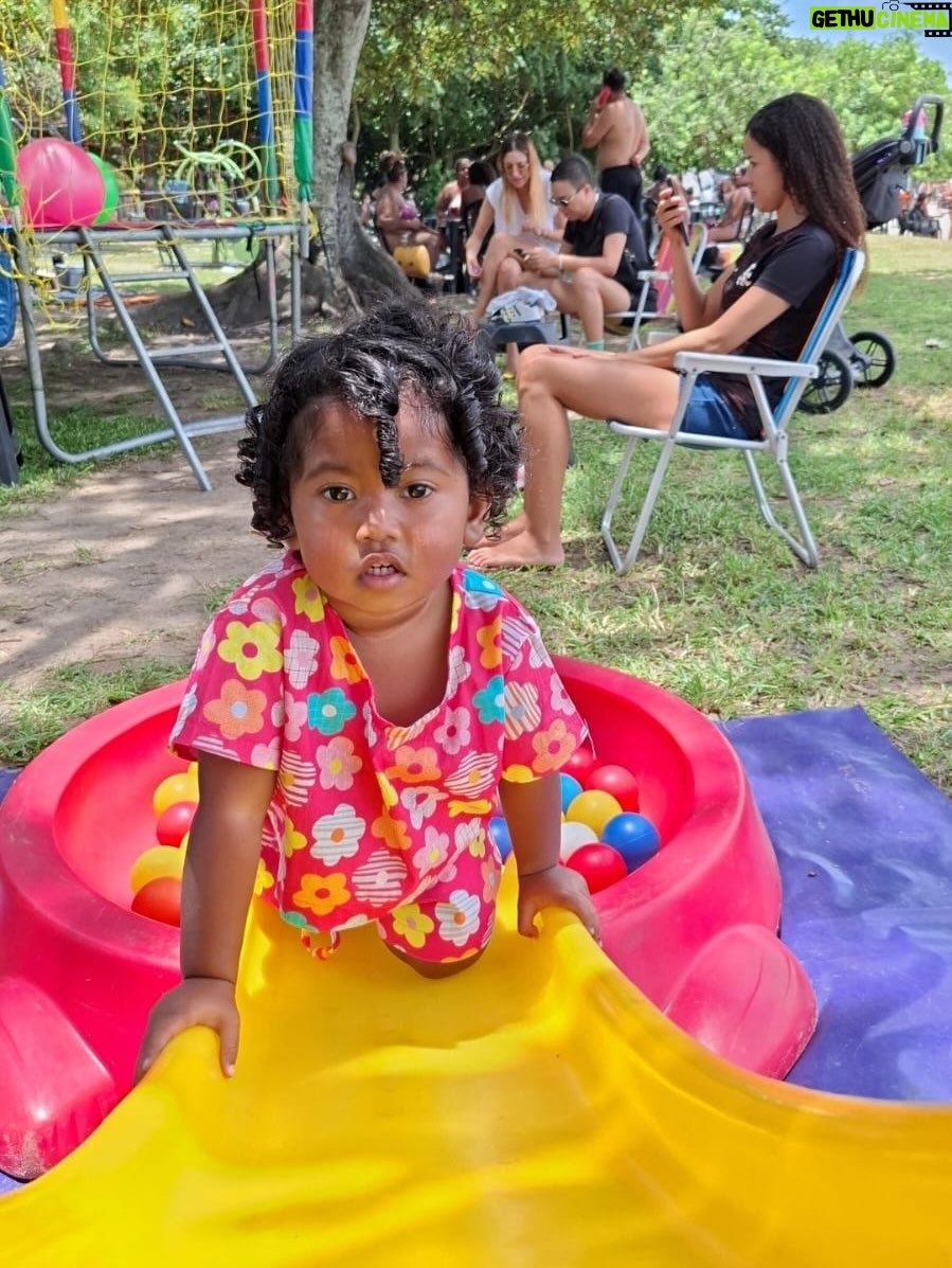 Maria Gadú - 15.9K Likes - 2025. Que ano loucoooooooo. Coisas dos shows tem muito aqui no Instagram, mas da vida vivida quase não compartilho. Chorei, sorri, vi minha filha crescer um bocado, participei. Novos e velhos amigos. Meu grande amor @popi.itapema e sua perene evolução na vida. Música. Muita. ATL a luta digna. Angola e inesquecíveis paixões. @esperanzaspalding é @miltonbitucanascimento perpétuos. Perdi minha melhor amiga, Amora. Levei minha menina pra Ilha Grande. Produzi em meu estúdio coisas doidas. Parte 1 se chorei ou se sorri (o importante é que temos essa foto do RC)