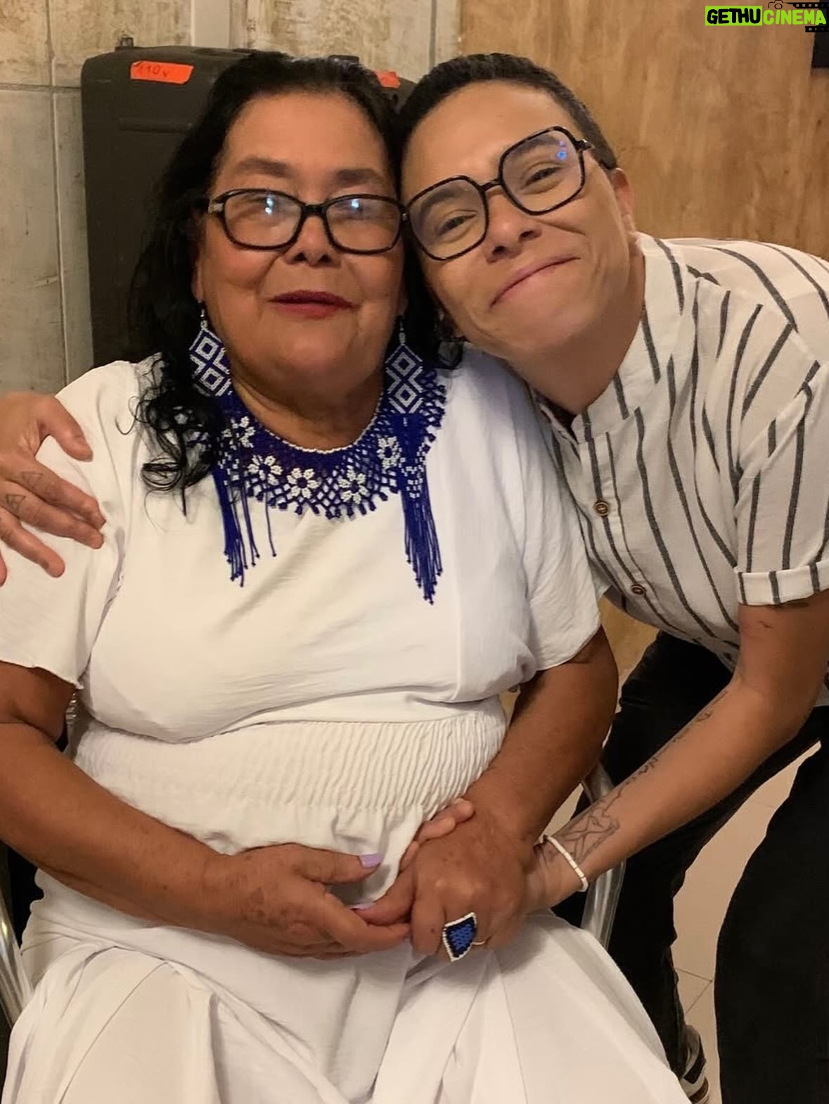 Maria Gadú - 15.9K Likes - 2025. Que ano loucoooooooo. Coisas dos shows tem muito aqui no Instagram, mas da vida vivida quase não compartilho. Chorei, sorri, vi minha filha crescer um bocado, participei. Novos e velhos amigos. Meu grande amor @popi.itapema e sua perene evolução na vida. Música. Muita. ATL a luta digna. Angola e inesquecíveis paixões. @esperanzaspalding é @miltonbitucanascimento perpétuos. Perdi minha melhor amiga, Amora. Levei minha menina pra Ilha Grande. Produzi em meu estúdio coisas doidas. Parte 1 se chorei ou se sorri (o importante é que temos essa foto do RC)