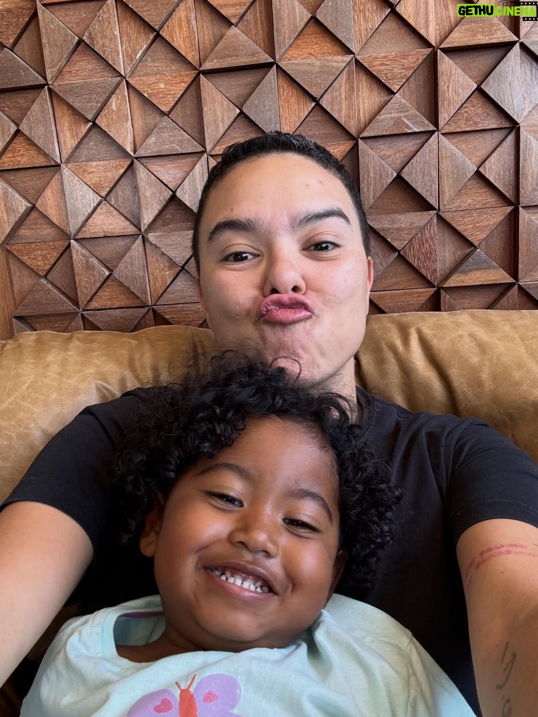 Maria Gadú - 15.9K Likes - 2025. Que ano loucoooooooo. Coisas dos shows tem muito aqui no Instagram, mas da vida vivida quase não compartilho. Chorei, sorri, vi minha filha crescer um bocado, participei. Novos e velhos amigos. Meu grande amor @popi.itapema e sua perene evolução na vida. Música. Muita. ATL a luta digna. Angola e inesquecíveis paixões. @esperanzaspalding é @miltonbitucanascimento perpétuos. Perdi minha melhor amiga, Amora. Levei minha menina pra Ilha Grande. Produzi em meu estúdio coisas doidas. Parte 1 se chorei ou se sorri (o importante é que temos essa foto do RC)