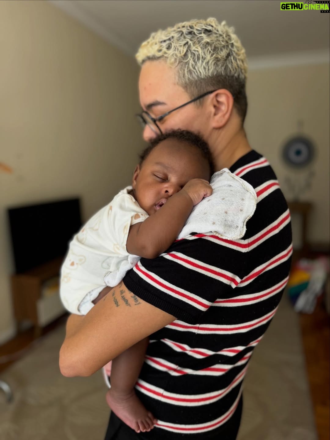 Maria Gadú - 15.9K Likes - 2025. Que ano loucoooooooo. Coisas dos shows tem muito aqui no Instagram, mas da vida vivida quase não compartilho. Chorei, sorri, vi minha filha crescer um bocado, participei. Novos e velhos amigos. Meu grande amor @popi.itapema e sua perene evolução na vida. Música. Muita. ATL a luta digna. Angola e inesquecíveis paixões. @esperanzaspalding é @miltonbitucanascimento perpétuos. Perdi minha melhor amiga, Amora. Levei minha menina pra Ilha Grande. Produzi em meu estúdio coisas doidas. Parte 1 se chorei ou se sorri (o importante é que temos essa foto do RC)