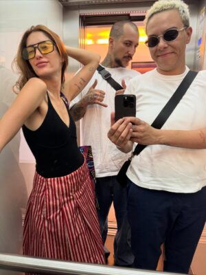 Maria Gadú Instagram - 2025. Que ano loucoooooooo. Coisas dos shows tem muito aqui no Instagram, mas da vida vivida quase não compartilho. Chorei, sorri, vi minha filha crescer um bocado, participei. Novos e velhos amigos. Meu grande amor @popi.itapema e sua perene evolução na vida. Música. Muita. ATL a luta digna. Angola e inesquecíveis paixões. @esperanzaspalding é @miltonbitucanascimento perpétuos. Perdi minha melhor amiga, Amora. Levei minha menina pra Ilha Grande. Produzi em meu estúdio coisas doidas. Parte 1 se chorei ou se sorri (o importante é que temos essa foto do RC)
