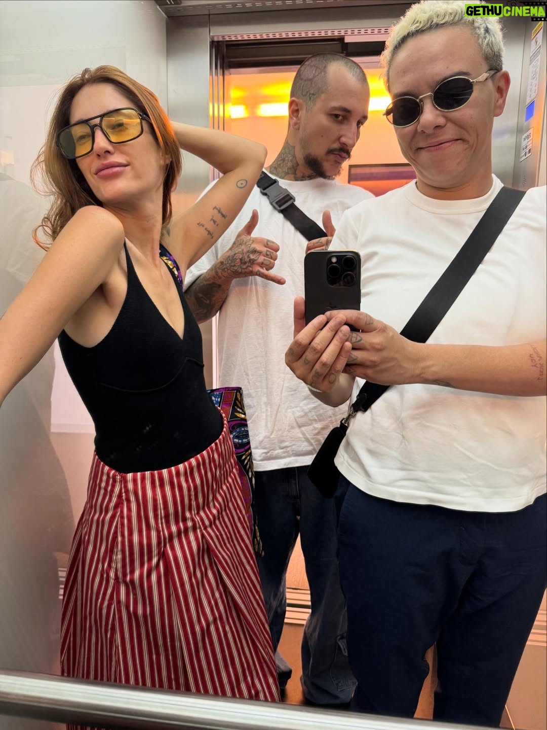 Maria Gadú - 15.9K Likes - 2025. Que ano loucoooooooo. Coisas dos shows tem muito aqui no Instagram, mas da vida vivida quase não compartilho. Chorei, sorri, vi minha filha crescer um bocado, participei. Novos e velhos amigos. Meu grande amor @popi.itapema e sua perene evolução na vida. Música. Muita. ATL a luta digna. Angola e inesquecíveis paixões. @esperanzaspalding é @miltonbitucanascimento perpétuos. Perdi minha melhor amiga, Amora. Levei minha menina pra Ilha Grande. Produzi em meu estúdio coisas doidas. Parte 1 se chorei ou se sorri (o importante é que temos essa foto do RC)