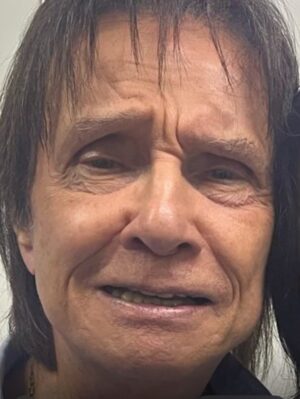 Maria Gadú Instagram - 2025. Que ano loucoooooooo. Coisas dos shows tem muito aqui no Instagram, mas da vida vivida quase não compartilho. Chorei, sorri, vi minha filha crescer um bocado, participei. Novos e velhos amigos. Meu grande amor @popi.itapema e sua perene evolução na vida. Música. Muita. ATL a luta digna. Angola e inesquecíveis paixões. @esperanzaspalding é @miltonbitucanascimento perpétuos. Perdi minha melhor amiga, Amora. Levei minha menina pra Ilha Grande. Produzi em meu estúdio coisas doidas. Parte 1 se chorei ou se sorri (o importante é que temos essa foto do RC)