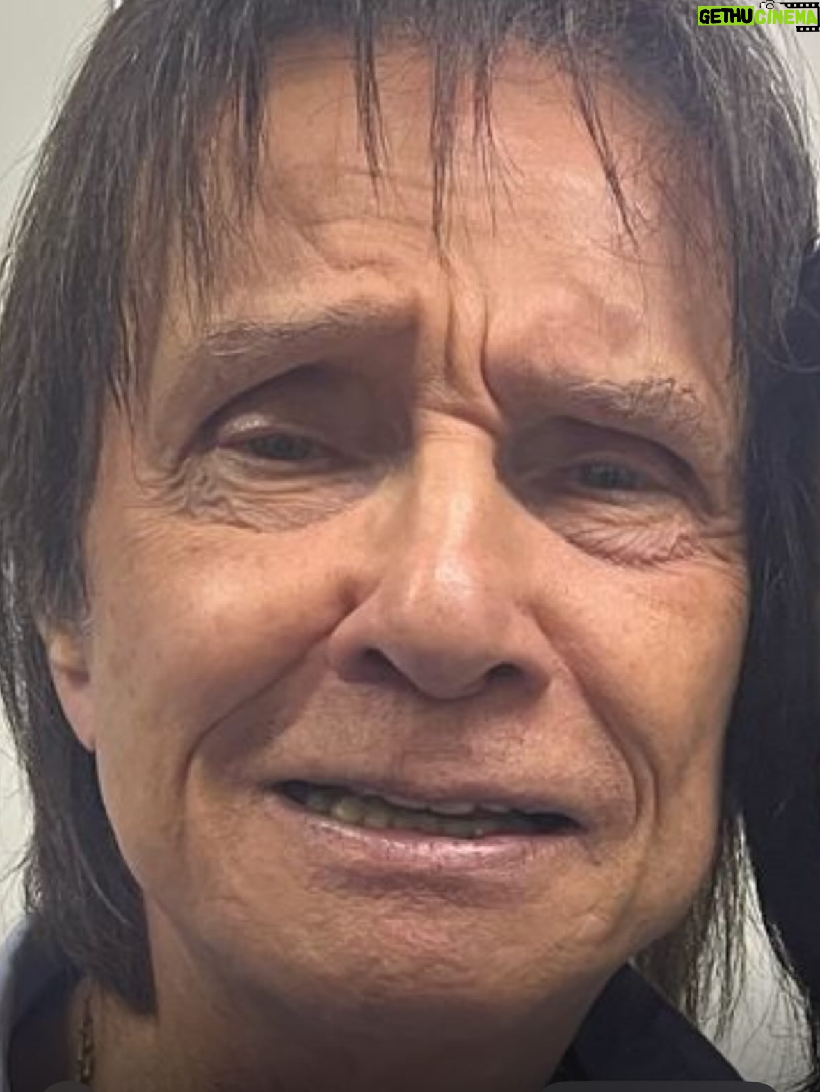 Maria Gadú - 15.9K Likes - 2025. Que ano loucoooooooo. Coisas dos shows tem muito aqui no Instagram, mas da vida vivida quase não compartilho. Chorei, sorri, vi minha filha crescer um bocado, participei. Novos e velhos amigos. Meu grande amor @popi.itapema e sua perene evolução na vida. Música. Muita. ATL a luta digna. Angola e inesquecíveis paixões. @esperanzaspalding é @miltonbitucanascimento perpétuos. Perdi minha melhor amiga, Amora. Levei minha menina pra Ilha Grande. Produzi em meu estúdio coisas doidas. Parte 1 se chorei ou se sorri (o importante é que temos essa foto do RC)