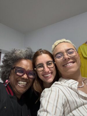 Maria Gadú Instagram - 2025. Que ano loucoooooooo. Coisas dos shows tem muito aqui no Instagram, mas da vida vivida quase não compartilho. Chorei, sorri, vi minha filha crescer um bocado, participei. Novos e velhos amigos. Meu grande amor @popi.itapema e sua perene evolução na vida. Música. Muita. ATL a luta digna. Angola e inesquecíveis paixões. @esperanzaspalding é @miltonbitucanascimento perpétuos. Perdi minha melhor amiga, Amora. Levei minha menina pra Ilha Grande. Produzi em meu estúdio coisas doidas. Parte 1 se chorei ou se sorri (o importante é que temos essa foto do RC)