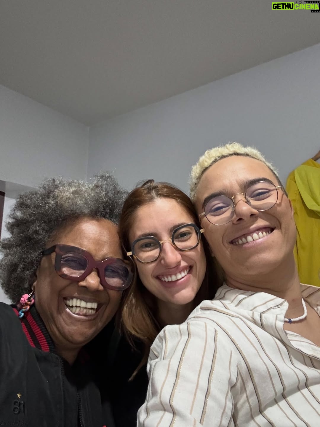 Maria Gadú - 15.9K Likes - 2025. Que ano loucoooooooo. Coisas dos shows tem muito aqui no Instagram, mas da vida vivida quase não compartilho. Chorei, sorri, vi minha filha crescer um bocado, participei. Novos e velhos amigos. Meu grande amor @popi.itapema e sua perene evolução na vida. Música. Muita. ATL a luta digna. Angola e inesquecíveis paixões. @esperanzaspalding é @miltonbitucanascimento perpétuos. Perdi minha melhor amiga, Amora. Levei minha menina pra Ilha Grande. Produzi em meu estúdio coisas doidas. Parte 1 se chorei ou se sorri (o importante é que temos essa foto do RC)