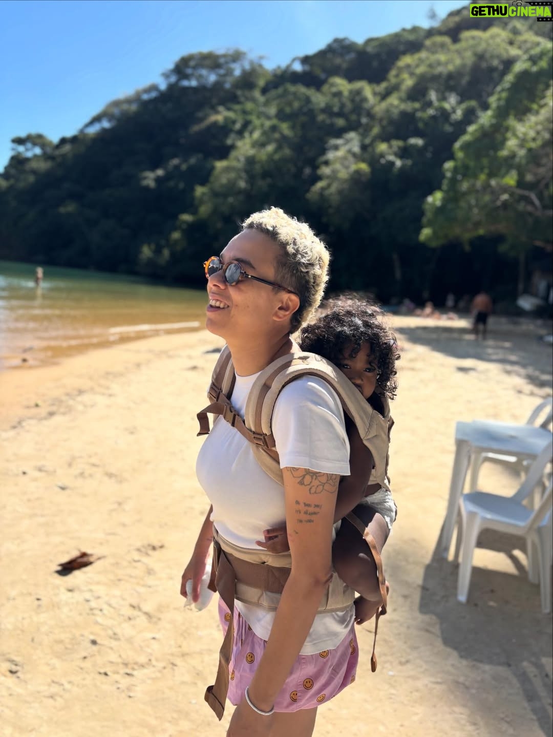 Maria Gadú - 15.9K Likes - 2025. Que ano loucoooooooo. Coisas dos shows tem muito aqui no Instagram, mas da vida vivida quase não compartilho. Chorei, sorri, vi minha filha crescer um bocado, participei. Novos e velhos amigos. Meu grande amor @popi.itapema e sua perene evolução na vida. Música. Muita. ATL a luta digna. Angola e inesquecíveis paixões. @esperanzaspalding é @miltonbitucanascimento perpétuos. Perdi minha melhor amiga, Amora. Levei minha menina pra Ilha Grande. Produzi em meu estúdio coisas doidas. Parte 1 se chorei ou se sorri (o importante é que temos essa foto do RC)