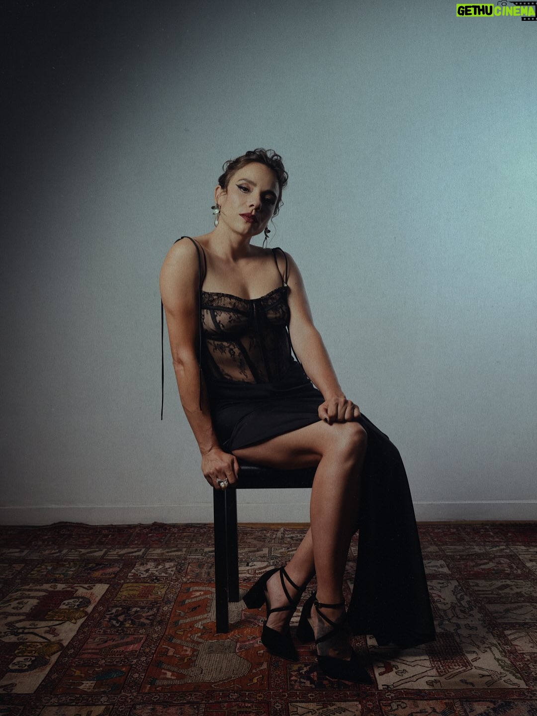 María Gracia Omegna - 12.6K Likes - Anoche fueron los @premioscaleuche ………… jugamos al glamour con @mister_pooh_st nuevamente 🥰🥰🥰 @mr.humita.ph retrato todo. Con un hermoso vestido de @nicolettavalentina …. Zapatos de @prettyballerinaschile ….. y joyas @apieceofarte @franizquierdo ……… más el maquillaje de @musa_de_lirio y el peinado de @franbuworks …….. siempre agradecida de @somoschileactores por generar esta instancia de reconocimiento al trabajo de los actores y actrices de nuestro país ❤️❤️