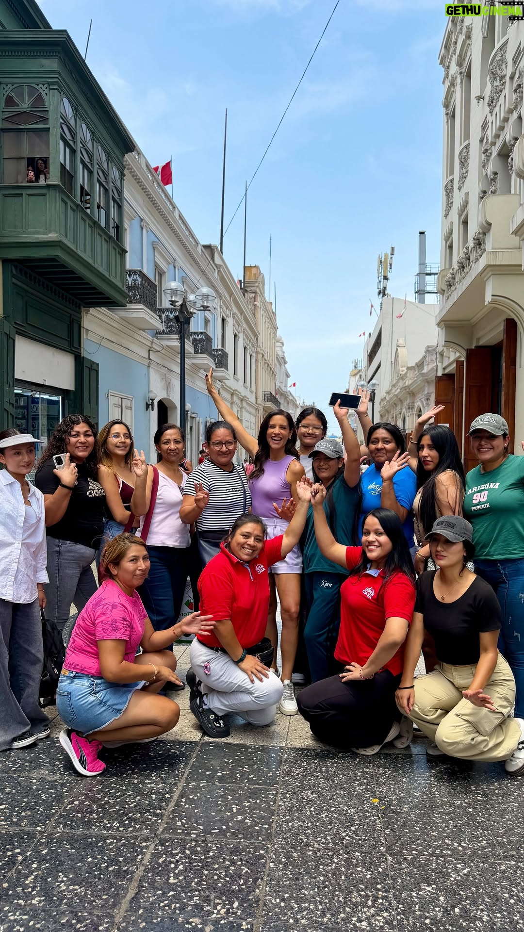 María Pía Copello - 2.3K Likes - Esta vez salí a la calle con una idea simple: escuchar.
Porque el Día de la Mujer no se trata solo de hablar sobre nosotras, sino de darnos el espacio para que hablemos por nosotras mismas.
Porque cuando las mujeres hablan, el mundo avanza. 💜
¿Qué es lo que más te gustaría que el mundo entendiera sobre ser mujer hoy?
#8M