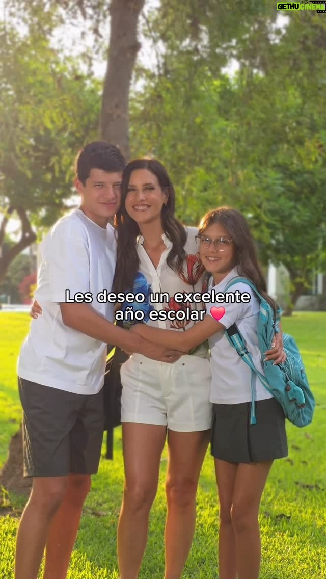 María Pía Copello - 10.9K Likes - Hoy es uno de esos días que se quedan tatuados en el corazón. ✨ El primer día de clase de mis últimos hijos en etapa escolar… y no sé en qué momento crecieron tanto. Antes sus mochilas parecían enormes y ahora los enormes son ellos. 🥹
Que este año esté lleno de aprendizajes, amistades y sueños que empiecen a tomar forma. ¡Los amo! ❤️
