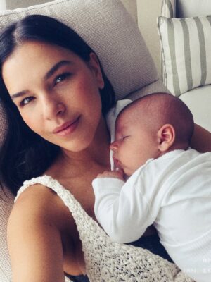 Mariana Rios Instagram - Depois que me tornei mãe, passei a olhar a minha mãe com outros olhos.
Não foi de uma hora pra outra.
Foi no silêncio das madrugadas.
Foi na vulnerabilidade que a maternidade escancara.

Eu comecei a entender dores que antes eu julgava exagero.
Comecei a enxergar dificuldades que antes eu nem percebia.
Comecei a amar minha mãe de um jeito diferente, um amor mais consciente, mais profundo, mais humano.
Ontem eu tive febre.
Calafrio.
Uma mastite que me atravessou o corpo e a alma.

A dor física é intensa. Mas existe também uma dor emocional difícil de explicar. A dor de entender que o leite materno esteja chegando ao fim. A dor de aceitar que algumas fases simplesmente se encerram, mesmo quando a gente ainda não estava pronta.
Respeitar isso também é maturidade.
Respeitar isso também é amor.
A maternidade me ensinou que a gente não controla os ciclos.
A gente atravessa.
Hoje eu estou mais quieta.
Em casa.
Tomando medicamentos que ainda vão me acompanhar por alguns dias.
E, ao mesmo tempo, me sentindo absurdamente privilegiada por poder estar com ele.
Por poder segurá-lo no colo.
Por poder olhar para aquele sorriso que desmonta qualquer dor.

Ser mãe transforma tudo.
Transforma o corpo, que não volta no tempo da nossa ansiedade.
Transforma a rotina.
Transforma as prioridades.
Transforma a forma como enxergamos a vida.
Mas, principalmente, transforma a alma.

A gente passa a olhar as pessoas com mais compaixão.
Passa a entender que todo mundo está atravessando alguma coisa.
Passa a compreender que força não é rigidez, é entrega.
Meu corpo mudou.
Meu ritmo mudou.
Minha forma de amar mudou.
Tudo passa.
Mas o que fica é a transformação.
A maternidade dói.
Mas ela também cura.
E, no meio de tudo isso, eu sigo aprendendo que viver é 
atravessar as fases com coragem…
e honrar cada uma delas!
Agradeço ao meu filho, por me ensinar um amor que me refaz todos os dias… e a minha mãe, por ter me amado assim antes mesmo que eu soubesse agradecer. Vocês são as duas pontas do mesmo milagre que transformou a minha vida.

🩵🥹