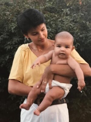 Mariana Rios Instagram - Depois que me tornei mãe, passei a olhar a minha mãe com outros olhos.
Não foi de uma hora pra outra.
Foi no silêncio das madrugadas.
Foi na vulnerabilidade que a maternidade escancara.

Eu comecei a entender dores que antes eu julgava exagero.
Comecei a enxergar dificuldades que antes eu nem percebia.
Comecei a amar minha mãe de um jeito diferente, um amor mais consciente, mais profundo, mais humano.
Ontem eu tive febre.
Calafrio.
Uma mastite que me atravessou o corpo e a alma.

A dor física é intensa. Mas existe também uma dor emocional difícil de explicar. A dor de entender que o leite materno esteja chegando ao fim. A dor de aceitar que algumas fases simplesmente se encerram, mesmo quando a gente ainda não estava pronta.
Respeitar isso também é maturidade.
Respeitar isso também é amor.
A maternidade me ensinou que a gente não controla os ciclos.
A gente atravessa.
Hoje eu estou mais quieta.
Em casa.
Tomando medicamentos que ainda vão me acompanhar por alguns dias.
E, ao mesmo tempo, me sentindo absurdamente privilegiada por poder estar com ele.
Por poder segurá-lo no colo.
Por poder olhar para aquele sorriso que desmonta qualquer dor.

Ser mãe transforma tudo.
Transforma o corpo, que não volta no tempo da nossa ansiedade.
Transforma a rotina.
Transforma as prioridades.
Transforma a forma como enxergamos a vida.
Mas, principalmente, transforma a alma.

A gente passa a olhar as pessoas com mais compaixão.
Passa a entender que todo mundo está atravessando alguma coisa.
Passa a compreender que força não é rigidez, é entrega.
Meu corpo mudou.
Meu ritmo mudou.
Minha forma de amar mudou.
Tudo passa.
Mas o que fica é a transformação.
A maternidade dói.
Mas ela também cura.
E, no meio de tudo isso, eu sigo aprendendo que viver é 
atravessar as fases com coragem…
e honrar cada uma delas!
Agradeço ao meu filho, por me ensinar um amor que me refaz todos os dias… e a minha mãe, por ter me amado assim antes mesmo que eu soubesse agradecer. Vocês são as duas pontas do mesmo milagre que transformou a minha vida.

🩵🥹