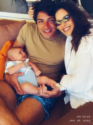 Mariana Rios Instagram - Você ama um colinho, e minha maior alegria nos últimos dois meses tem sido te presentear com o meu, quantas vezes por dia você quiser.
Escuto tanto a frase dizendo que bebê precisa se acostumar no berço. Eu dou é risada, porque quando você vem pro meu colo eu digo: “abraça a mamãe”. E desse abraço nós dois não queremos sair.
Outro dia me disseram algo que contornou a minha emoção: que até você entender que não somos o mesmo, leva um tempo. Que, pelo menos até seus dois primeiros anos, eu sou você e você sou eu. Não sei se, na verdade, essa compreensão será sua ou se a sensação é totalmente minha: a de que somos um só.
Talvez isso explique a vontade de te manter no colo. Não te soltar. Sofrer pra almoçar, tomar banho, ter que andar até a sala pra pegar algo na geladeira sem você.
Ahhh, meu filho! Estou completamente apaixonada e morrendo de amores por um ser que conheço há dois meses.
Você desperta o melhor de mim e agora me recebe sempre de manhã com um sorriso. Isso me desmonta.
Eu agradeço a Deus o dia inteiro, porque você é uma bênção.
Engraçado pensar que, depois que temos filhos, nossa lista de pedidos pra Deus diminui abruptamente. A gente só agradece!

Você é meu presente!

Obrigada pela sua saúde e vida!
Obrigada pelos melhores dois meses da minha existência!

Ass.: sua mamãe!
🩵🥹