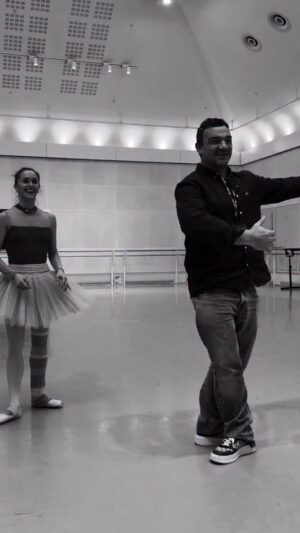 Marianela Núñez Instagram - Fundamental para el cuidado capilar 😂
Regalo de nuestros amigos de @lapuissance.oficial para Marianela Núñez post clase de ballet
Pueden ver el vlog completo en mi canal de YouTube