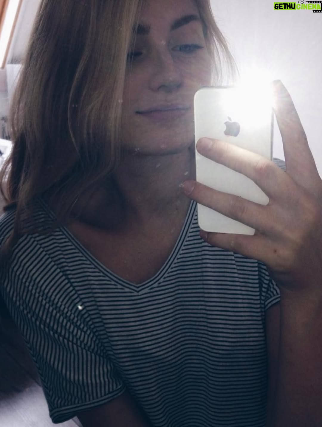 Marije Zuurveld - 11K Likes - 2016 Marije die stopte met school, niet wist waar ze aan begon, haar weg en mensen vond op het internet ❤️ (inclusief skinny jeans met vans combo)