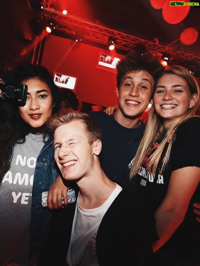 Marije Zuurveld - 11K Likes - 2016 Marije die stopte met school, niet wist waar ze aan begon, haar weg en mensen vond op het internet ❤️ (inclusief skinny jeans met vans combo)