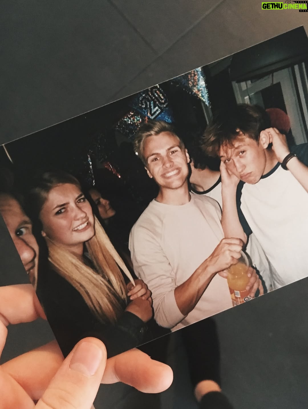 Marije Zuurveld - 11K Likes - 2016 Marije die stopte met school, niet wist waar ze aan begon, haar weg en mensen vond op het internet ❤️ (inclusief skinny jeans met vans combo)