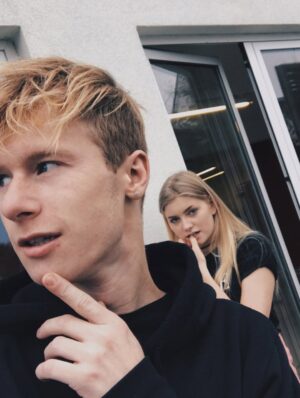 Marije Zuurveld Instagram - 2016 Marije die stopte met school, niet wist waar ze aan begon, haar weg en mensen vond op het internet ❤️ (inclusief skinny jeans met vans combo)