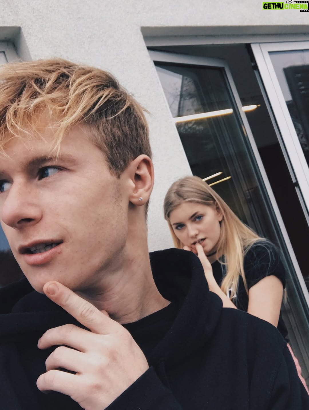 Marije Zuurveld - 11K Likes - 2016 Marije die stopte met school, niet wist waar ze aan begon, haar weg en mensen vond op het internet ❤️ (inclusief skinny jeans met vans combo)