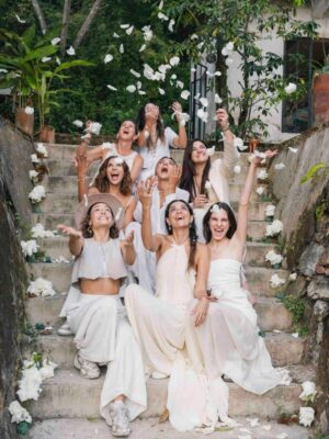 Marimar Vega Instagram - A veces creemos que lo más importante es la pareja, el éxito, los planes…
pero la vida sería muy distinta sin esas mujeres que han visto nuestras versiones más rotas, más intensas, más perdidas… y siguen aquí.

Las amigas sostienen silencios.
Sostienen caídas.
Sostienen sueños que todavía no nos atrevemos a decir en voz alta.

Se han puesto a pensar qué de ustedes sin sus amigas?