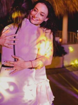 Marimar Vega Instagram - A veces creemos que lo más importante es la pareja, el éxito, los planes…
pero la vida sería muy distinta sin esas mujeres que han visto nuestras versiones más rotas, más intensas, más perdidas… y siguen aquí.

Las amigas sostienen silencios.
Sostienen caídas.
Sostienen sueños que todavía no nos atrevemos a decir en voz alta.

Se han puesto a pensar qué de ustedes sin sus amigas?