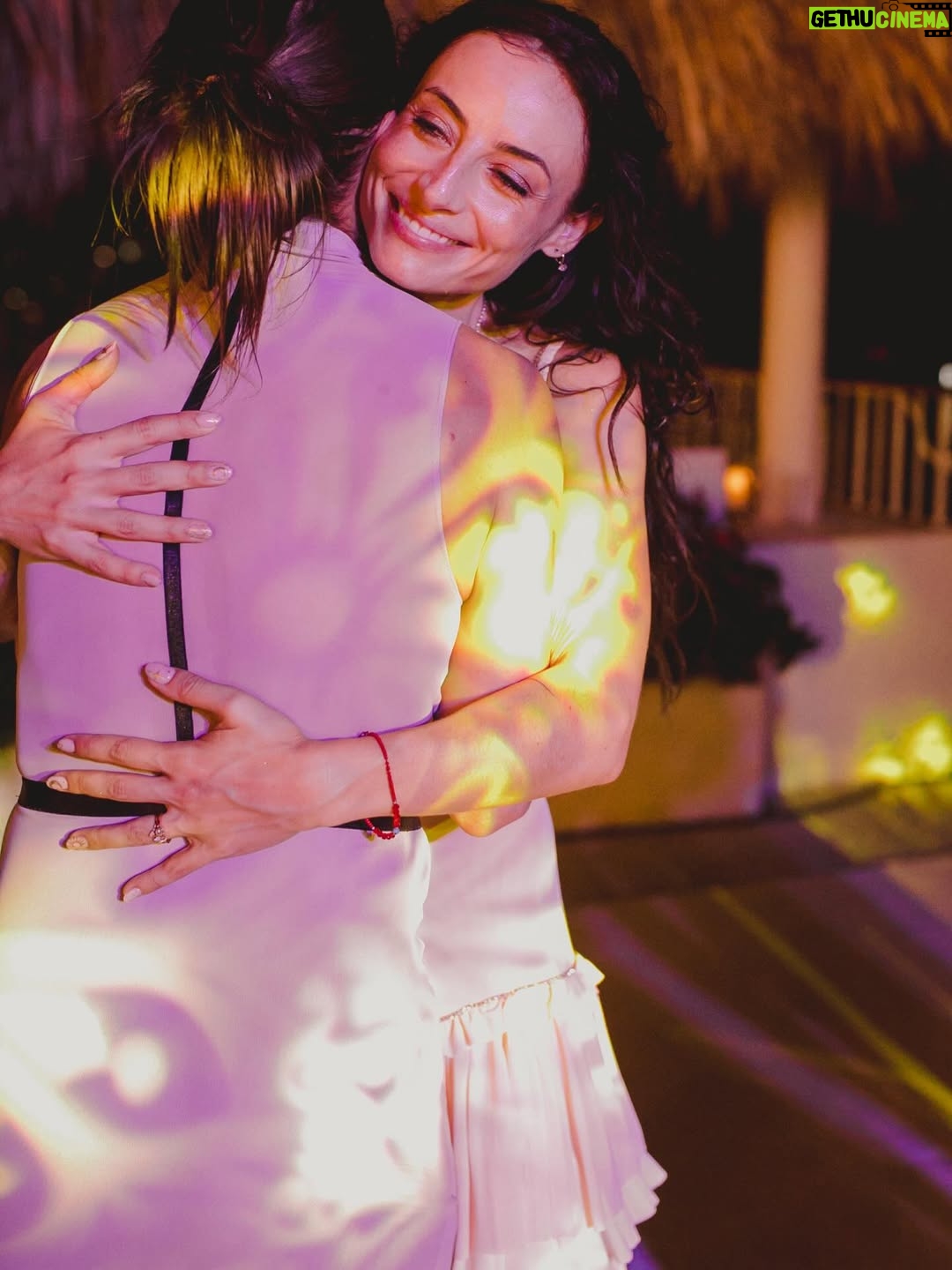 Marimar Vega - 26.5K Likes - A veces creemos que lo más importante es la pareja, el éxito, los planes…
pero la vida sería muy distinta sin esas mujeres que han visto nuestras versiones más rotas, más intensas, más perdidas… y siguen aquí.

Las amigas sostienen silencios.
Sostienen caídas.
Sostienen sueños que todavía no nos atrevemos a decir en voz alta.

Se han puesto a pensar qué de ustedes sin sus amigas?