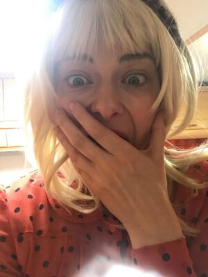 Marina Aleksandrova Instagram - Важно❗️❗️❗️

Дорогие режиссеры! 

Хотела бы искренне понять, зачем вам нужны пробы актеров с актерским портфолио в 50 и более фильмов. 
Часто сцены, которые вы присылаете, - это сцена на органичное существование, максимум, что требуется от актера, это мини-конфликт… Я принимаю, когда вы хотите посмотреть «химию» между партнерами, которые уже 25 раз играли вместе все конфликты и притяжения супругов, любовников, друзей и врагов, принимаю знакомство с режиссером, которого я тоже кастингую, поверьте, ведь задача «давайте также, но построже» мне говорит о многом, но зачем вам сцена с «давно не виделись, как дела?»??? 
Я не хочу доказывать какому-то продюсеру с платформы, что я не покупала диплом актрисы театра и кино, и тратить своё время, чтобы неподготовленный режиссер посмотрел на моё органичное существование, а продюсеры бы сказали: «не удивила». 
И пробы - это не результат, а поиск чего-то выходящего за рамки просто органики, это договоренность с друг другом: «а было бы нам круто что-то сделать вместе?», «а будем ли мы рисковать?» 
Если вы вызываете актера на пробы сцен, то решите, что вам важно найти, подумайте, где болевая точка героя или ваша, зачем вам снимать это кино? Уж точно, не ради денег, их вы не найдете в нужном количестве, а вот стать «безумным мечтателем» можете, но надо быть готовым!!! 

У меня всё! 

P.S. и да, я снималась с Караченцовым и даже Михаилом Ульяновым, я помню, когда с тобой на пробах просто разговаривали, не пытаясь впихнуть в тебя все сцены сценария на органичное существование )))