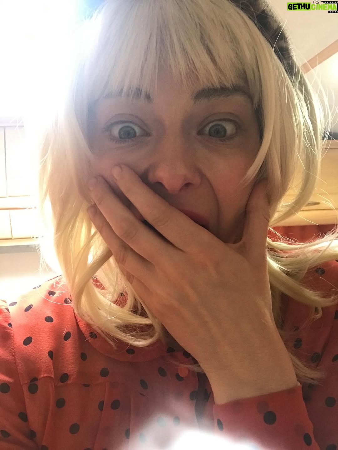 Marina Aleksandrova - 25.7K Likes - Важно❗️❗️❗️

Дорогие режиссеры! 

Хотела бы искренне понять, зачем вам нужны пробы актеров с актерским портфолио в 50 и более фильмов. 
Часто сцены, которые вы присылаете, - это сцена на органичное существование, максимум, что требуется от актера, это мини-конфликт… Я принимаю, когда вы хотите посмотреть «химию» между партнерами, которые уже 25 раз играли вместе все конфликты и притяжения супругов, любовников, друзей и врагов, принимаю знакомство с режиссером, которого я тоже кастингую, поверьте, ведь задача «давайте также, но построже» мне говорит о многом, но зачем вам сцена с «давно не виделись, как дела?»??? 
Я не хочу доказывать какому-то продюсеру с платформы, что я не покупала диплом актрисы театра и кино, и тратить своё время, чтобы неподготовленный режиссер посмотрел на моё органичное существование, а продюсеры бы сказали: «не удивила». 
И пробы - это не результат, а поиск чего-то выходящего за рамки просто органики, это договоренность с друг другом: «а было бы нам круто что-то сделать вместе?», «а будем ли мы рисковать?» 
Если вы вызываете актера на пробы сцен, то решите, что вам важно найти, подумайте, где болевая точка героя или ваша, зачем вам снимать это кино? Уж точно, не ради денег, их вы не найдете в нужном количестве, а вот стать «безумным мечтателем» можете, но надо быть готовым!!! 

У меня всё! 

P.S. и да, я снималась с Караченцовым и даже Михаилом Ульяновым, я помню, когда с тобой на пробах просто разговаривали, не пытаясь впихнуть в тебя все сцены сценария на органичное существование )))