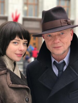 Marina Aleksandrova Instagram - Важно❗️❗️❗️

Дорогие режиссеры! 

Хотела бы искренне понять, зачем вам нужны пробы актеров с актерским портфолио в 50 и более фильмов. 
Часто сцены, которые вы присылаете, - это сцена на органичное существование, максимум, что требуется от актера, это мини-конфликт… Я принимаю, когда вы хотите посмотреть «химию» между партнерами, которые уже 25 раз играли вместе все конфликты и притяжения супругов, любовников, друзей и врагов, принимаю знакомство с режиссером, которого я тоже кастингую, поверьте, ведь задача «давайте также, но построже» мне говорит о многом, но зачем вам сцена с «давно не виделись, как дела?»??? 
Я не хочу доказывать какому-то продюсеру с платформы, что я не покупала диплом актрисы театра и кино, и тратить своё время, чтобы неподготовленный режиссер посмотрел на моё органичное существование, а продюсеры бы сказали: «не удивила». 
И пробы - это не результат, а поиск чего-то выходящего за рамки просто органики, это договоренность с друг другом: «а было бы нам круто что-то сделать вместе?», «а будем ли мы рисковать?» 
Если вы вызываете актера на пробы сцен, то решите, что вам важно найти, подумайте, где болевая точка героя или ваша, зачем вам снимать это кино? Уж точно, не ради денег, их вы не найдете в нужном количестве, а вот стать «безумным мечтателем» можете, но надо быть готовым!!! 

У меня всё! 

P.S. и да, я снималась с Караченцовым и даже Михаилом Ульяновым, я помню, когда с тобой на пробах просто разговаривали, не пытаясь впихнуть в тебя все сцены сценария на органичное существование )))
